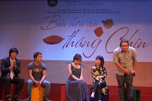 Các cây bút trẻ trao đổi tại tọa đàm Bản hòa âm tháng Chín.Ảnh: Việt Khôi