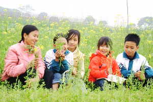 Trẻ em làng quê hồn nhiên.