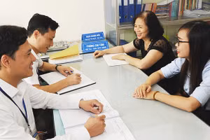 Cán bộ phường Mộ Lao (Hà Đông, Hà Nội) niềm nở tiếp đón người dân làm thủ tục hành chính. Ảnh: HẢI NAM