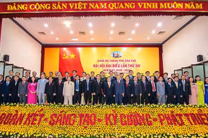 Ban Chấp hành Ðảng bộ TP Cần Thơ nhiệm kỳ 2020 - 2025 ra mắt đại hội.
