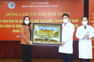 Phó Chủ tịch nước Võ Thị Ánh Xuân tặng quà lưu niệm Bệnh viện Đa khoa Đức Giang. (Ảnh: TTXVN) 