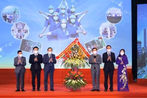 Đại diện Tỉnh ủy, HĐND, UBND, MTTQ tỉnh Thanh Hóa tặng lẵng hoa tươi thắm cho ngành Y tế tỉnh nhân Ngày thầy thuốc Việt Nam.