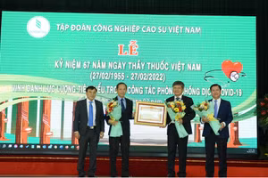 Lãnh đạo VRG nhận Bằng khen của Thủ tướng về thành tích phòng, chống dịch Covid-19 năm 2021.
