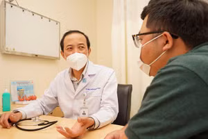 Bác sĩ tư vấn cho bệnh nhân béo phì. (Ảnh: M.T)