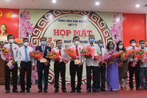 Tặng hoa, quà cho các Thầy thuốc nhân dân, Thầy thuốc ưu tú tại buổi họp mặt.