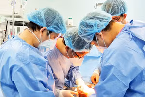 Một ca phẫu thuật tại Bệnh viện Bình Dân.