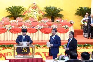 Các đại biểu bầu cử tại đại hội.