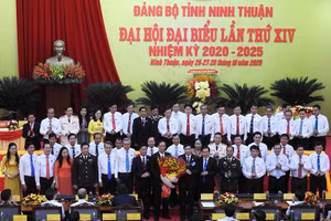 Ban chấp hành Đảng bộ tỉnh Ninh Thuận nhiệm kỳ 2020 - 2025 ra mắt tại Đại hội.