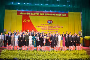 Đồng chí Võ Văn Thưởng, Ủy viên Bộ Chính trị, Trưởng Ban Tuyên giáo T.Ư và đồng chí Nguyễn Hòa Bình, Bí thư T.Ư Đảng, Chánh án Tòa án nhân dân tối cao tặng hoa chúc mừng BCH Đảng bộ tỉnh Quảng Ngãi khóa 20, nhiệm kỳ 2020-2025.