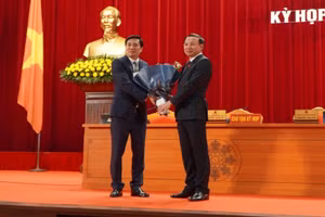 Đồng chí Nguyễn Xuân Ký, Bí thư Tỉnh ủy Quảng Ninh tặng hoa chúc mừng đồng chí Nguyễn Tường Văn (bên trái), Chủ tịch UBND tỉnh Quảng Ninh nhiệm kỳ 2016-2021.