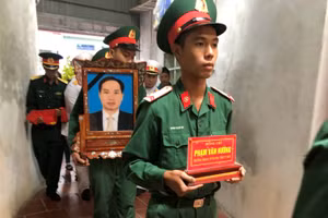 Đưa di ảnh và tro cốt liệt sĩ Phạm Văn Hướng về quê nhà Đông Hưng, tỉnh Thái Bình.
