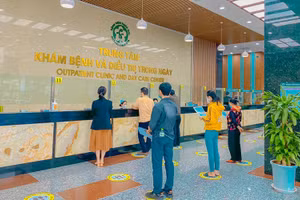 Bệnh nhân đi khám hậu Covid-19 tại Bệnh viện Bạch Mai.