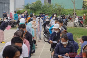 Người dân Đà Nẵng đến trạm y tế làm thủ tục liên quan F0 vào sáng 7/3.