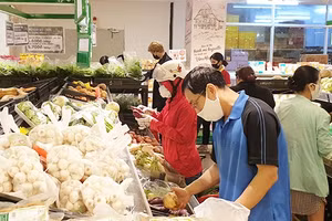Trong thời gian qua, nguồn cung cấp hàng hóa phục vụ nhân dân luôn được bảo đảm. Ảnh: LAM ANH