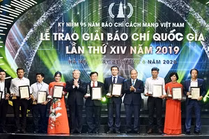 Thủ tướng Nguyễn Xuân Phúc và đồng chí Trần Quốc Vượng, Ủy viên Bộ Chính trị, Thường trực Ban Bí thư trao giải A cho các tác giả, nhóm tác giả có tác phẩm đoạt giải. Ảnh: TRẦN HẢI