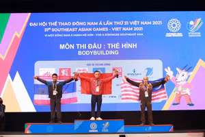 Đằng sau tấm Huy chương Vàng quý giá là nghị lực vươn lên của lực sĩ Đặng Thanh Tùng. (Ảnh: SƠN BÁCH)