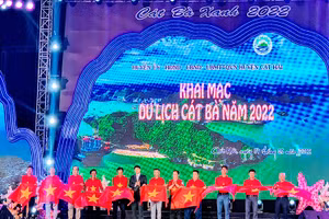 Quang cảnh khai mạc du lịch Cát Bà 2022 tối 7/5.