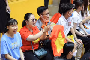 Đan và Thương trong một buổi cổ vũ các vận động viên Việt Nam tại nhà thi đấu Tây Hồ. (Ảnh: SƠN BÁCH)
