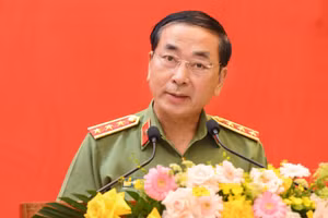 Thượng tướng, PGS, TS. Trần Quốc Tỏ, Ủy viên Trung ương Đảng, Phó Bí thư Đảng ủy Công an Trung ương, Thứ trưởng Công an đọc tham luận tại Hội thảo. (Ảnh: Thành Đạt)