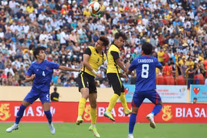 Trận hòa trước U23 Campuchia (áo xanh) đang khiến U23 Malaysia đứng trước nguy cơ mất ngôi đầu bảng B. (Ảnh: FAM)