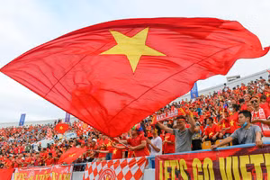 Sắc đỏ phủ kín sân Cẩm Phả
