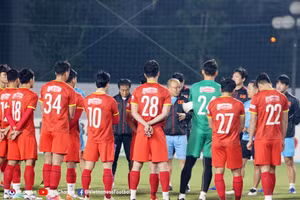 Huấn luyện viên Park Hang-seo trong một buổi tập cùng đội tuyển Việt Nam. (Ảnh: VFF)