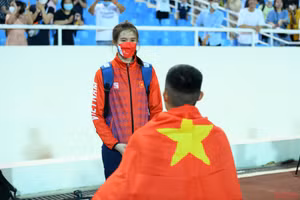 Màn cầu hôn siêu lãng mạn ngay trên sân vận động Quốc gia Mỹ Đình. (Ảnh: THÀNH ĐẠT)