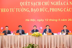Các đồng chí chủ trì hội thảo. (Ảnh THÀNH ÐẠT) 