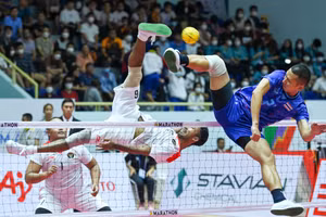 Chiều 17/5, khán giả tại nhà thi đấu Hoàng Mai (Hà Nội) đã được chứng kiến màn tranh tài sôi nổi, quyết liệt cùng những cú vít cầu trên lưới đẹp mắt tại nội dung cầu mây đội tuyển 3 người nam và nữ. (Ảnh: DUY LINH)