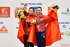 Hoàng Thị Phương Giang và Dương Thúy Vi nhận Huy chương Vàng và Đồng nội dung Trường quyền nữ.
