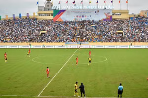 Với 7 điểm sau 3 trận, đội tuyển U23 Malaysia (áo vàng) đã góp mặt tại bán kết bóng đá nam SEA Games 31.