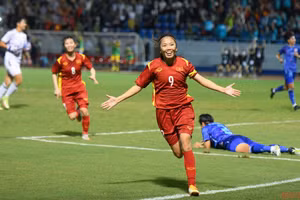 Huỳnh Như ăn mừng bàn thắng vào lưới Thái Lan. (Ảnh: THÀNH ĐẠT)