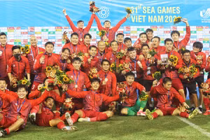 Thầy trò huấn luyện viên Park Hang-seo ăn mừng tấm Huy chương Vàng bóng đá nam SEA Games 31. (Ảnh: KHIẾU MINH)