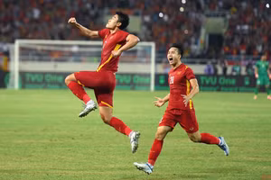 Tiền đạo Nhâm Mạnh Dũng trở thành người hùng với bàn thắng ở phút 83, giúp U23 Việt Nam bảo vệ thành công tấm Huy chương Vàng bóng đá nam SEA Games. (Ảnh: THÀNH ĐẠT)