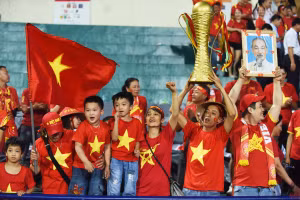 Người hâm mộ hân hoan sau chiến thắng của đội tuyển Việt Nam. (Ảnh: TRẦN HẢI)