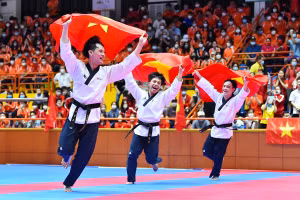 Trần Hồ Duy, Nguyễn Đình Khôi, Nguyễn Thiên Phụng ăn mừng sau khi giành Huy chương Vàng nội dung Quyền tiêu chuẩn đồng đội nam.