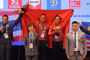 Hai lực sĩ Trần Hoàng Duy Thuận và Bùi Thị Thoa xuất sắc giành tấm Huy chương Vàng quý giá. (Ảnh: SƠN BÁCH)