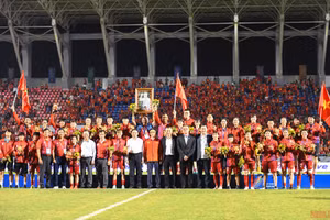 Đội tuyển bóng đá nữ Việt Nam đón nhận Huy chương Vàng SEA Games 31