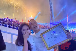 Niềm hạnh phúc sau màn cầu hôn độc đáo nhất mùa SEA Games 31. (Ảnh: MAI ANH)