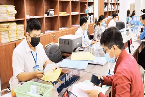 Người dân làm thủ tục hồ sơ nhà, đất tại thành phố Thủ Đức. (Ảnh SỸ HƯNG)