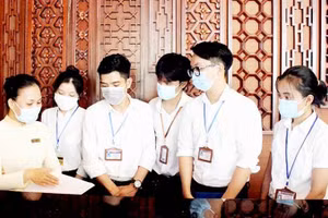 Sinh viên du lịch thực hành nghiệp vụ lễ tân khách sạn. (Ảnh: ĐỨC QUANG)