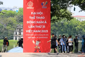 Pano, áp-phích tuyên truyền SEA Games 31 được đặt tại khu vực hồ Hoàn Kiếm. (Ảnh: THÀNH ĐẠT)