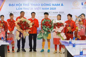Phó Thủ tướng Vũ Đức Đam chúc mừng đại diện ban huấn luyện, nữ cầu thủ Việt Nam. (Ảnh: VGP) 