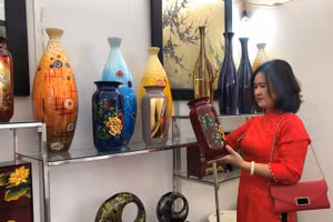Khách hàng tham quan sản phẩm sơn mài Hạ Thái, một sản phẩm OCOP của huyện Thường Tín, Hà Nội.