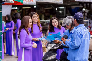 Đoàn viên công đoàn cơ sở Bảo hiểm xã hội tỉnh phát tờ rơi tuyên truyền chính sách bảo hiểm xã hội tại chợ Đông Ba.