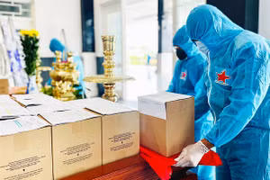 Đại diện Ban Chỉ huy quân sự huyện Cần Giờ chuẩn bị đưa hộp đựng hũ tro cốt của người dân về địa phương.