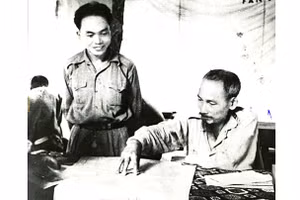Chủ tịch Hồ Chí Minh cùng Đại tướng Võ Nguyên Giáp nghiên cứu phương án tác chiến trong Chiến dịch Biên giới năm 1950. Ảnh: BẢO TÀNG LỊCH SỬ QUÂN SỰ VIỆT NAM