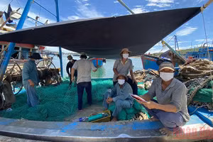 Chủ tàu QNg 94334 Phạm Văn Thơm mong muốn cách ly tại tàu vì không có khả năng lo chi phí cách ly cho anh em bạn thuyền.