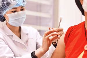 Tiêm thử nghiệm Nanocovax. Ảnh: VGP