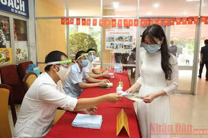 Cử tri là sinh viên tham gia bỏ phiếu tại khu vực bỏ phiếu thuộc quận Cầu Giấy, Hà Nội. Ảnh: DUY LINH